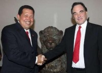 Hugo Chávez y Oliver Stone se saludan previo a la presentación del documental "South of the Border"